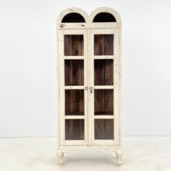 Medinė baltos spalvos vitrina dvigubo išgaubimo stogu 38×82,5×195 cm