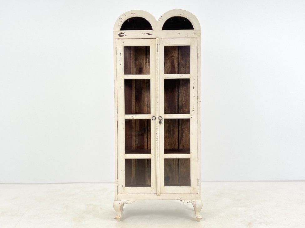 DP0137-vitrinos-2 Medinė baltos spalvos vitrina dvigubo išgaubimo stogu 38×82,5×195 cm