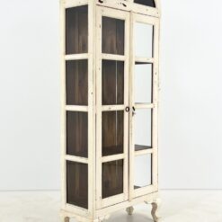 Medinė baltos spalvos vitrina dvigubo išgaubimo stogu 38×82,5×195 cm