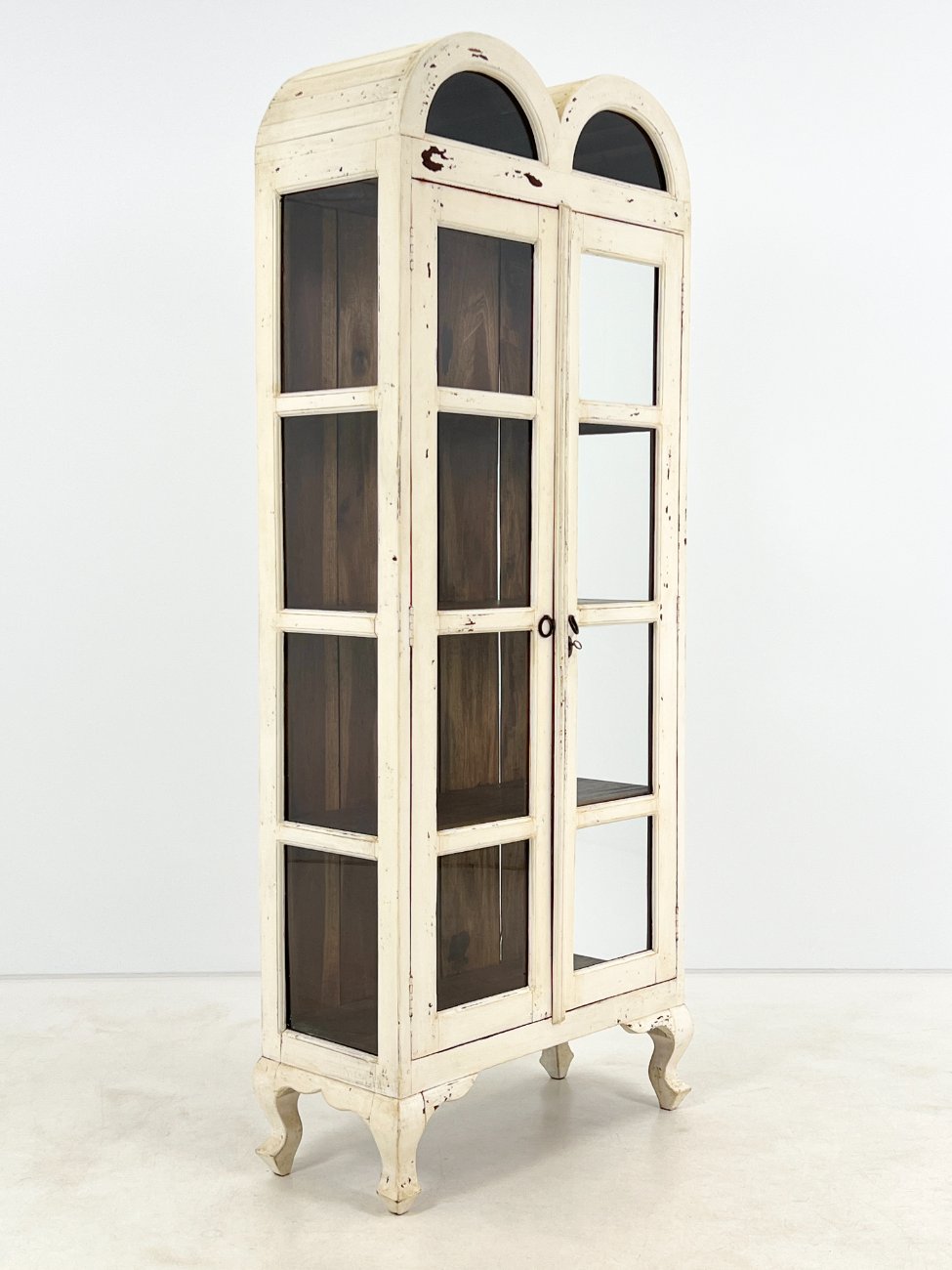 DP0137-vitrinos-3 Medinė baltos spalvos vitrina dvigubo išgaubimo stogu 38×82,5×195 cm