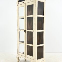 Medinė baltos spalvos vitrina dvigubo išgaubimo stogu 38×82,5×195 cm