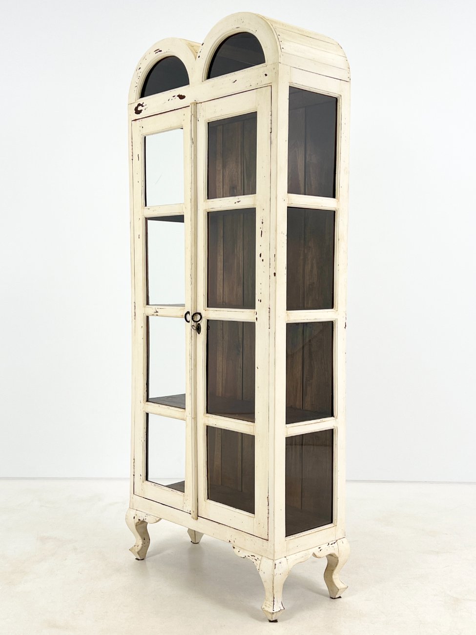 DP0137-vitrinos-4 Medinė baltos spalvos vitrina dvigubo išgaubimo stogu 38×82,5×195 cm