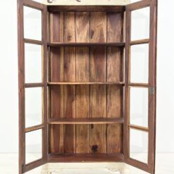 Medinė baltos spalvos vitrina dvigubo išgaubimo stogu 38×82,5×195 cm