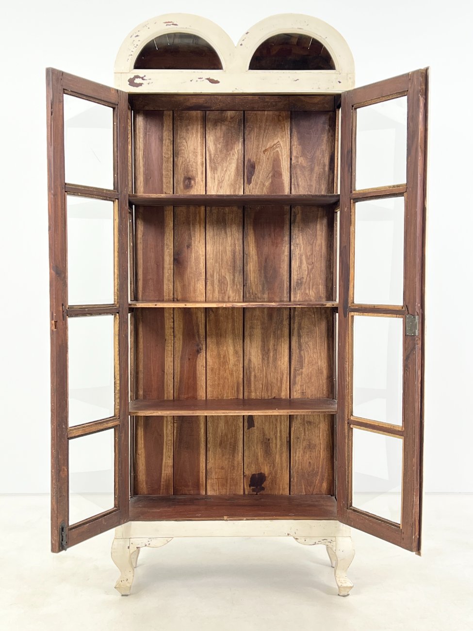 DP0137-vitrinos-5 Medinė baltos spalvos vitrina dvigubo išgaubimo stogu 38×82,5×195 cm