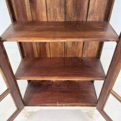 Medinė baltos spalvos vitrina dvigubo išgaubimo stogu 38×82,5×195 cm