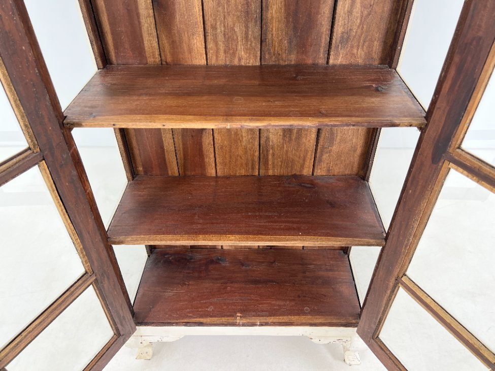 DP0137-vitrinos-6 Medinė baltos spalvos vitrina dvigubo išgaubimo stogu 38×82,5×195 cm