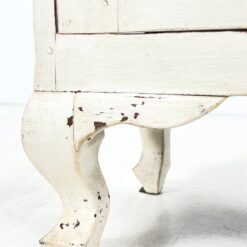 Medinė baltos spalvos vitrina dvigubo išgaubimo stogu 38×82,5×195 cm