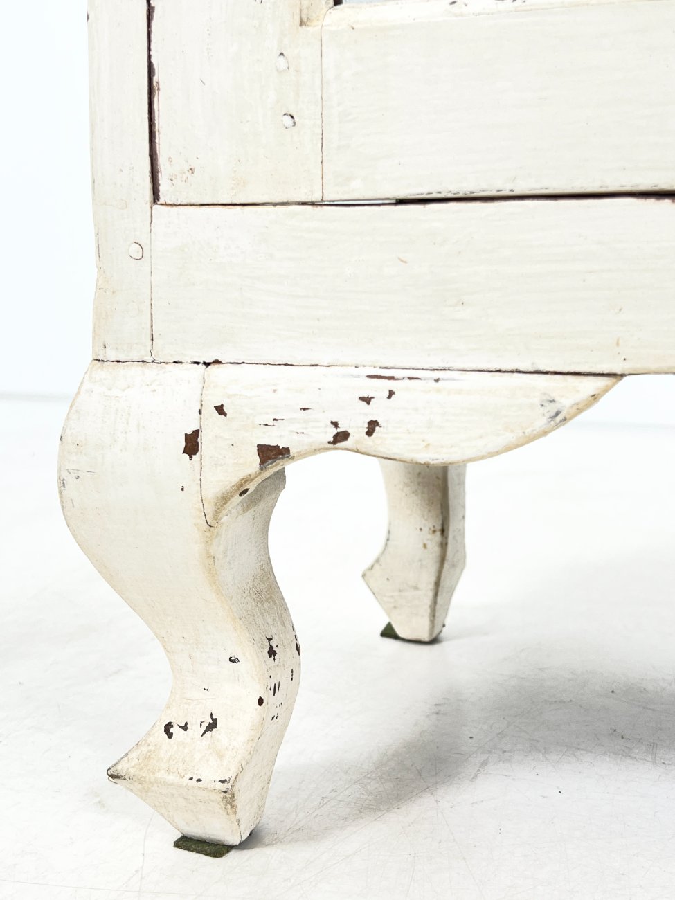 DP0137-vitrinos-7 Medinė baltos spalvos vitrina dvigubo išgaubimo stogu 38×82,5×195 cm