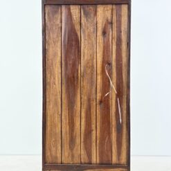 Medinė baltos spalvos vitrina dvigubo išgaubimo stogu 38×82,5×195 cm