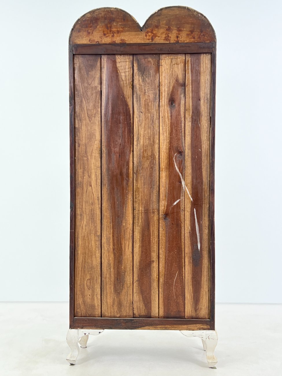 DP0137-vitrinos-8 Medinė baltos spalvos vitrina dvigubo išgaubimo stogu 38×82,5×195 cm