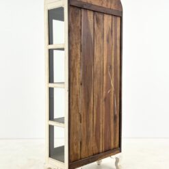 Medinė baltos spalvos vitrina dvigubo išgaubimo stogu 38×82,5×195 cm