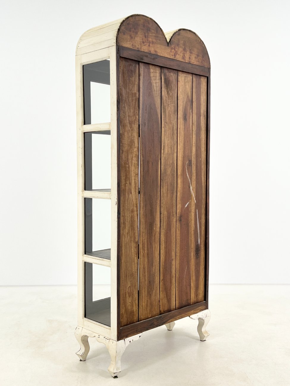 DP0137-vitrinos-9 Medinė baltos spalvos vitrina dvigubo išgaubimo stogu 38×82,5×195 cm