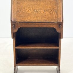 Ąžuolinis sekreteras su dviejomis lentynomis 32x61x100 cm