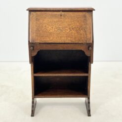 Ąžuolinis sekreteras su dviejomis lentynomis 32x61x100 cm