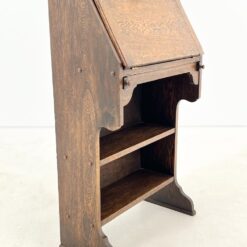 Ąžuolinis sekreteras su dviejomis lentynomis 32x61x100 cm