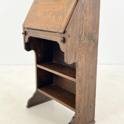 Ąžuolinis sekreteras su dviejomis lentynomis 32x61x100 cm