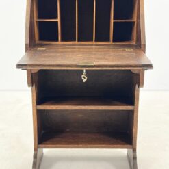 Ąžuolinis sekreteras su dviejomis lentynomis 32x61x100 cm