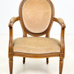 Riešutmedžio krėslas su šviesiai rudos spalvos gobelenu 56x58x87 cm, 41 cm