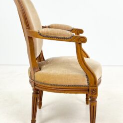 Riešutmedžio krėslas su šviesiai rudos spalvos gobelenu 56x58x87 cm, 41 cm