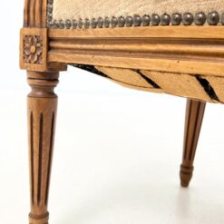 Riešutmedžio krėslas su šviesiai rudos spalvos gobelenu 56x58x87 cm, 41 cm