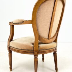 Riešutmedžio krėslas su šviesiai rudos spalvos gobelenu 56x58x87 cm, 41 cm