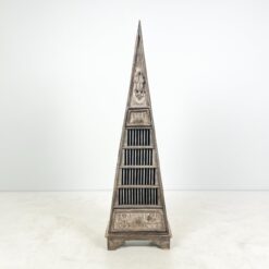 Trikampė, drožinėtų afrikietiškų motyvų CD komoda 33x51x168,5 cm