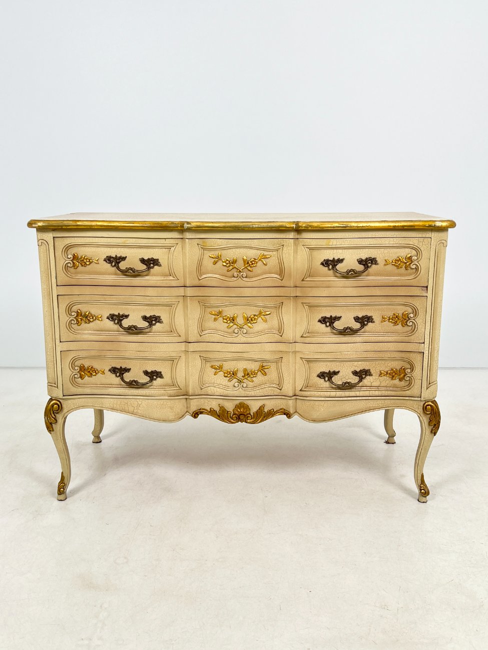 DP0148-komodos-1 Sendinta Liudviko XV laikotarpio stiliaus trijų stalčių komoda 50x117x83,5 cm