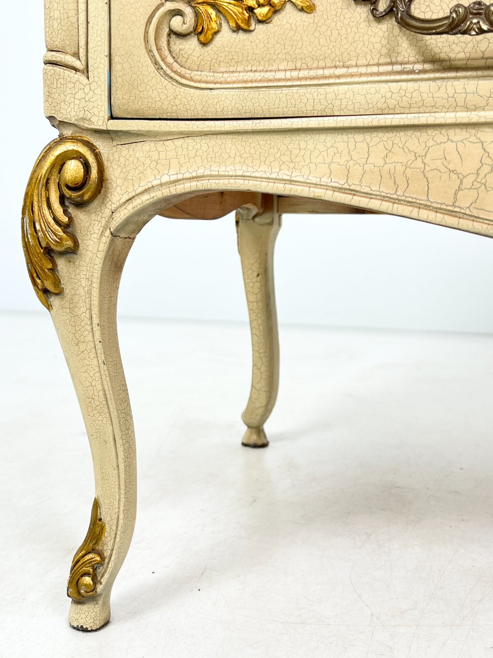 DP0148-komodos-7 Sendinta Liudviko XV laikotarpio stiliaus trijų stalčių komoda 50x117x83,5 cm