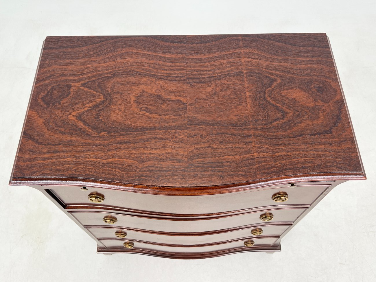 DP0150-komodos-5 Raudonmedžio keturių stalčių komoda su ištraukiama lentynėle 42x72x86 cm