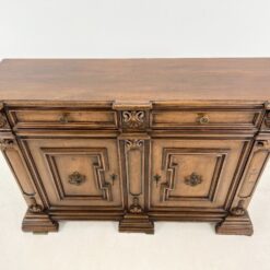 Riešutedžio dviejų stalčių ir durelių komoda 47x153x103 cm