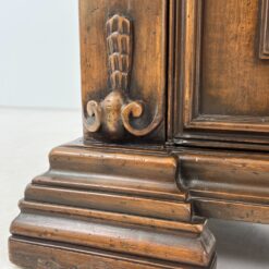 Riešutedžio dviejų stalčių ir durelių komoda 47x153x103 cm