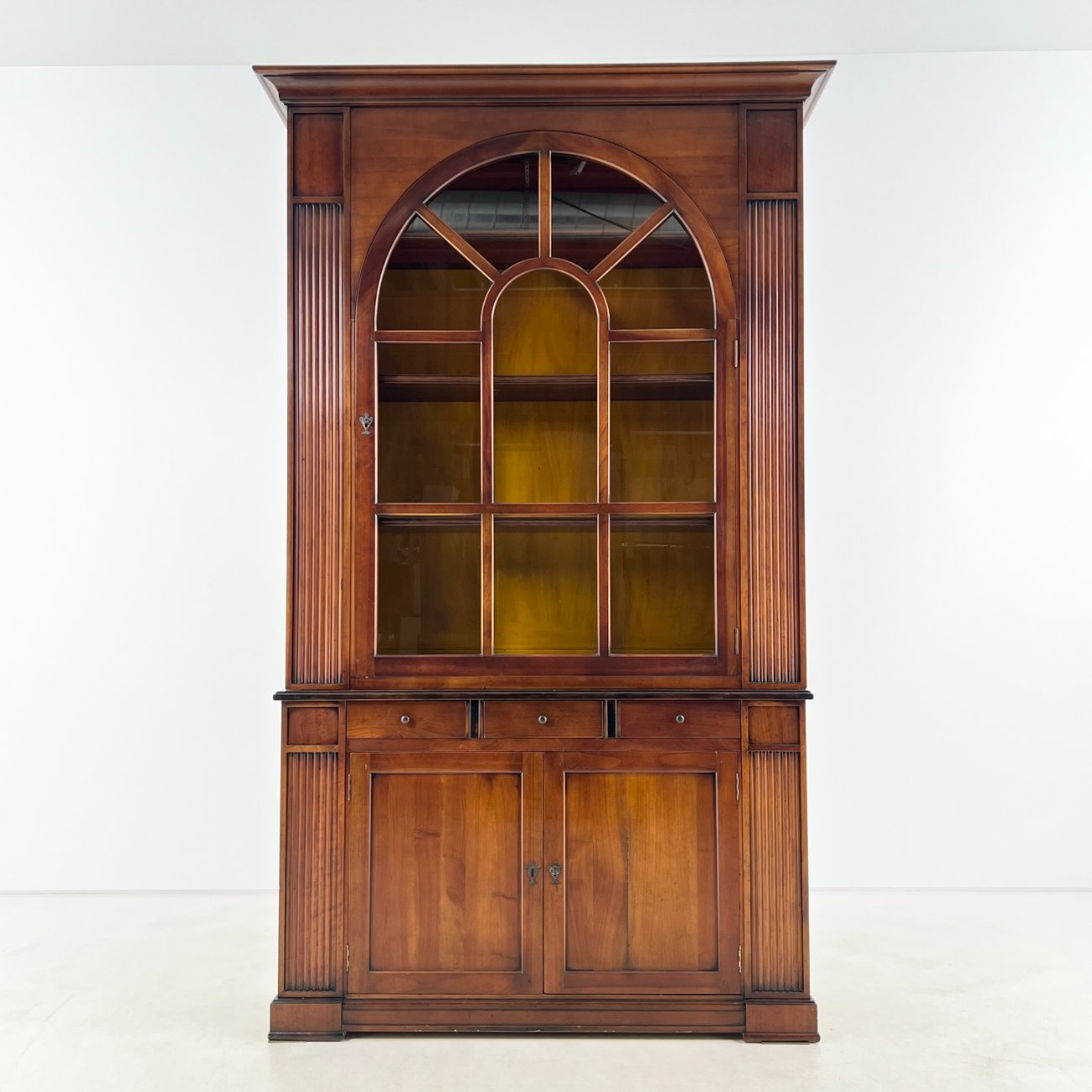 DP0162-bufetai-0 Sendintas dviejų dalių riešutmedžio bufetas 44x136x225 cm