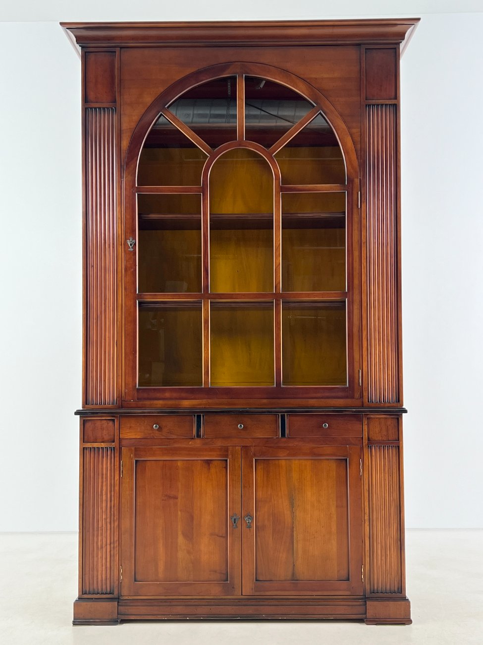 DP0162-bufetai-1 Sendintas dviejų dalių riešutmedžio bufetas 44x136x225 cm