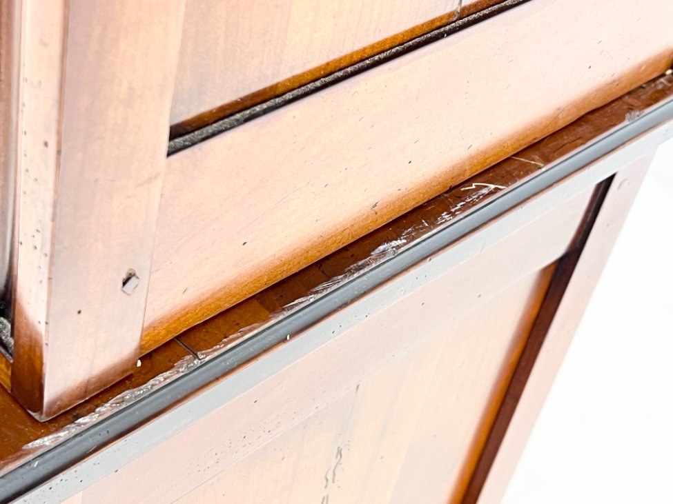 DP0162-bufetai-12 Sendintas dviejų dalių riešutmedžio bufetas 44x136x225 cm