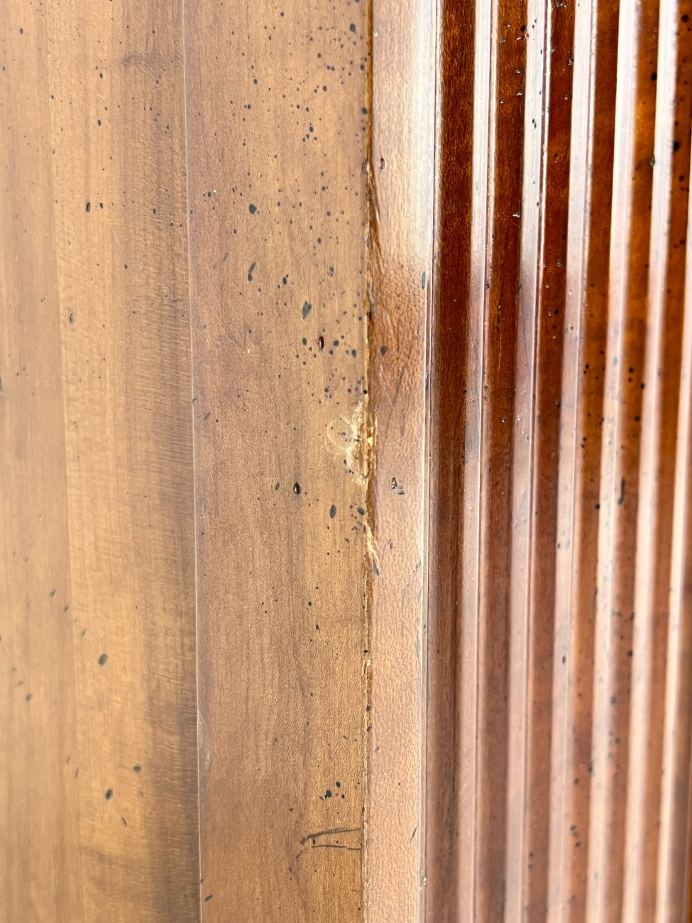 DP0162-bufetai-13 Sendintas dviejų dalių riešutmedžio bufetas 44x136x225 cm