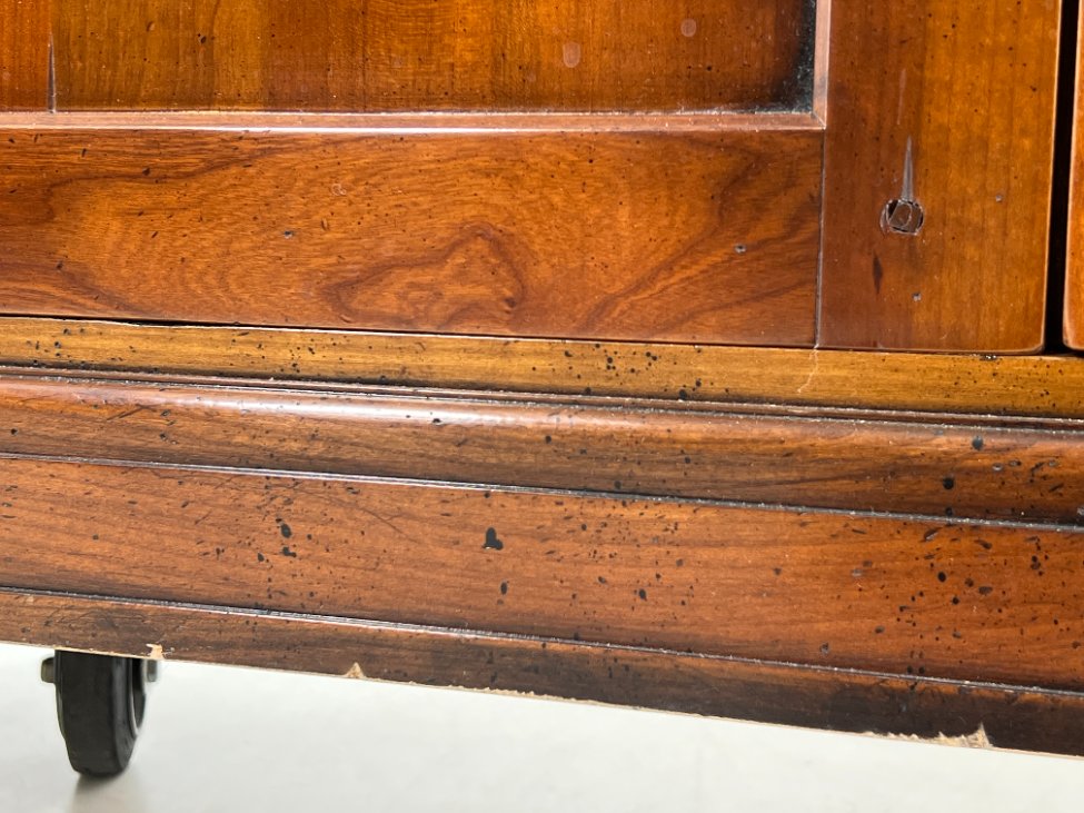 DP0162-bufetai-15 Sendintas dviejų dalių riešutmedžio bufetas 44x136x225 cm