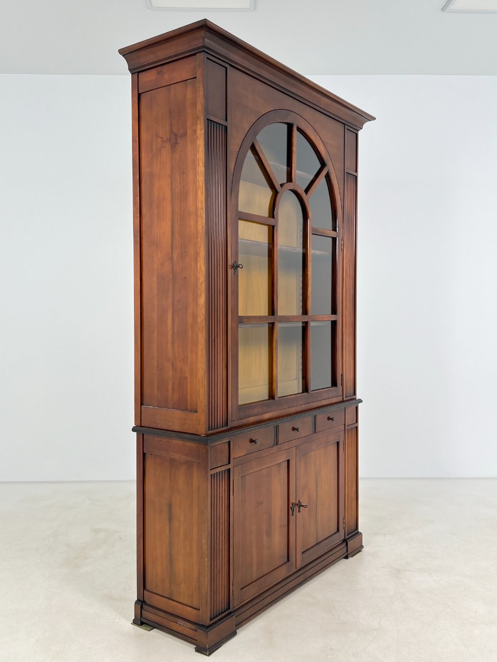 DP0162-bufetai-3 Sendintas dviejų dalių riešutmedžio bufetas 44x136x225 cm