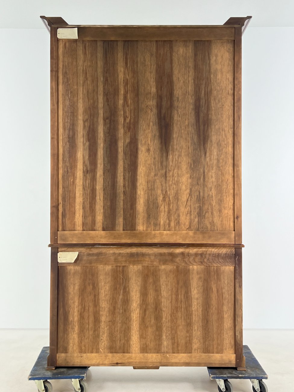 DP0162-bufetai-8 Sendintas dviejų dalių riešutmedžio bufetas 44x136x225 cm