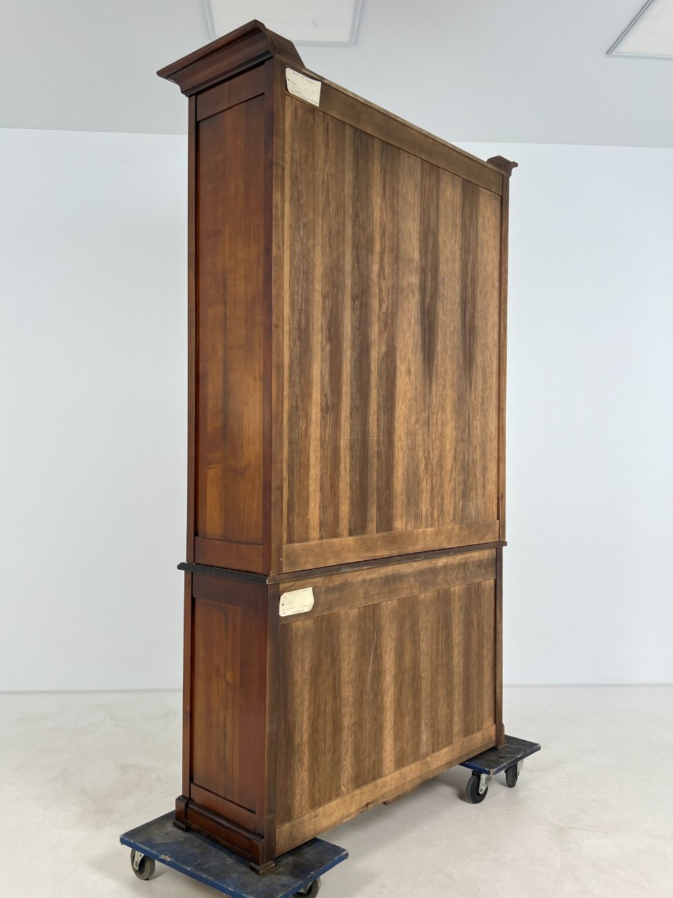 DP0162-bufetai-9 Sendintas dviejų dalių riešutmedžio bufetas 44x136x225 cm