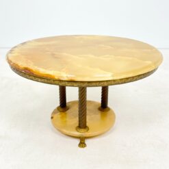 Žalvario rėmo staliukas onikso stalviršiumi ir lentynėle 78,5x78,5x45,5 cm