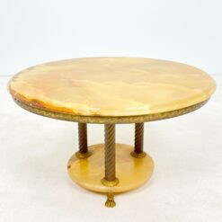 Žalvario rėmo staliukas onikso stalviršiumi ir lentynėle 78,5×78,5×45,5 cm