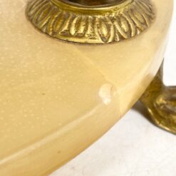 Žalvario rėmo staliukas onikso stalviršiumi ir lentynėle 78,5×78,5×45,5 cm