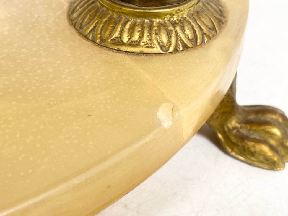 DP0163-stalai-10 Žalvario rėmo staliukas onikso stalviršiumi ir lentynėle 78,5×78,5×45,5 cm