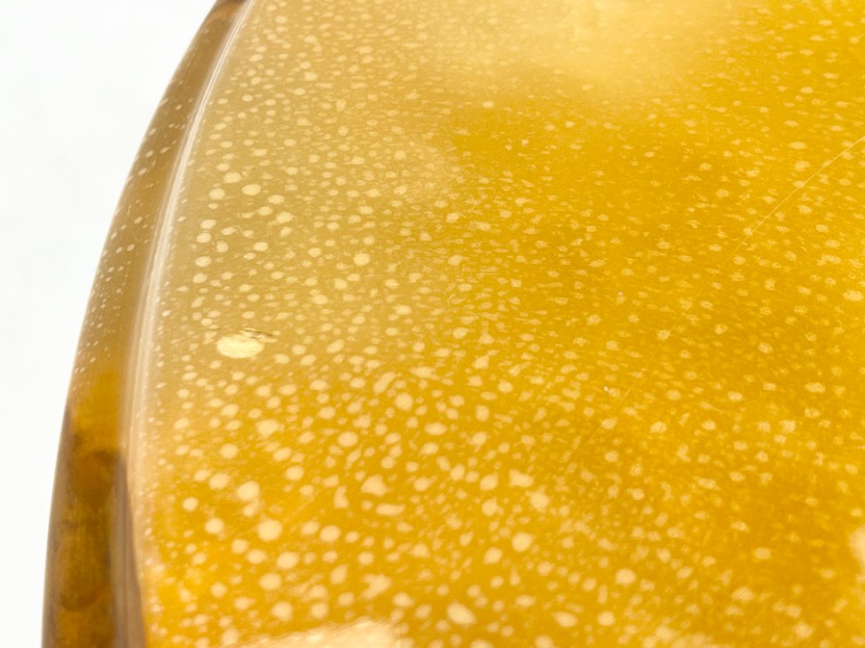 DP0163-stalai-11 Žalvario rėmo staliukas onikso stalviršiumi ir lentynėle 78,5×78,5×45,5 cm