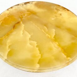 Žalvario rėmo staliukas onikso stalviršiumi ir lentynėle 78,5×78,5×45,5 cm