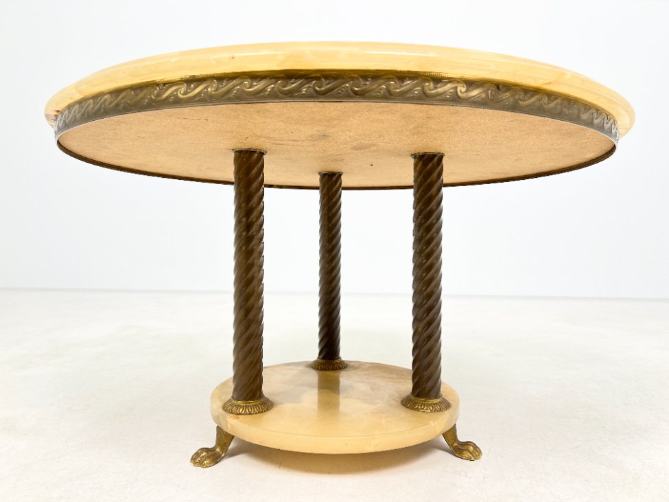 DP0163-stalai-6 Žalvario rėmo staliukas onikso stalviršiumi ir lentynėle 78,5×78,5×45,5 cm