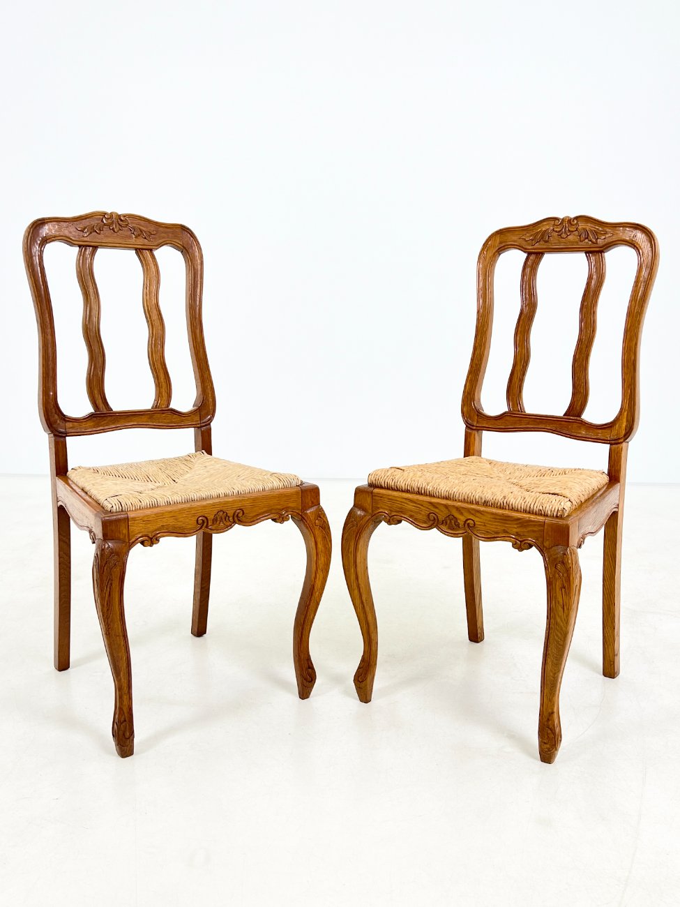 DP0166-kedes-1 Ąžuolinės kėdės su šiaudų sėdimosiomis 2 vnt. komplektas 52x48x99 cm, 46 cm