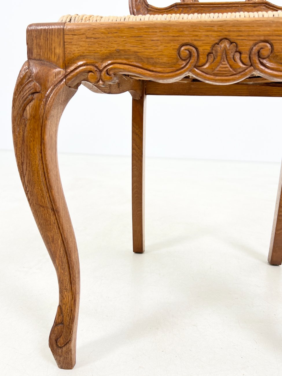 DP0166-kedes-7 Ąžuolinės kėdės su šiaudų sėdimosiomis 2 vnt. komplektas 52x48x99 cm, 46 cm