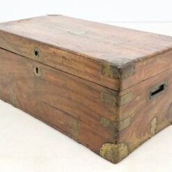 Senovinis W. J. Lovelace raudonmedžio lagaminas – skrynia 42x78x34 cm