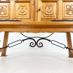 Ąžuolinis bufetas su kalvio darbo metalinėmis apdailomis 50×127,5×155 cm